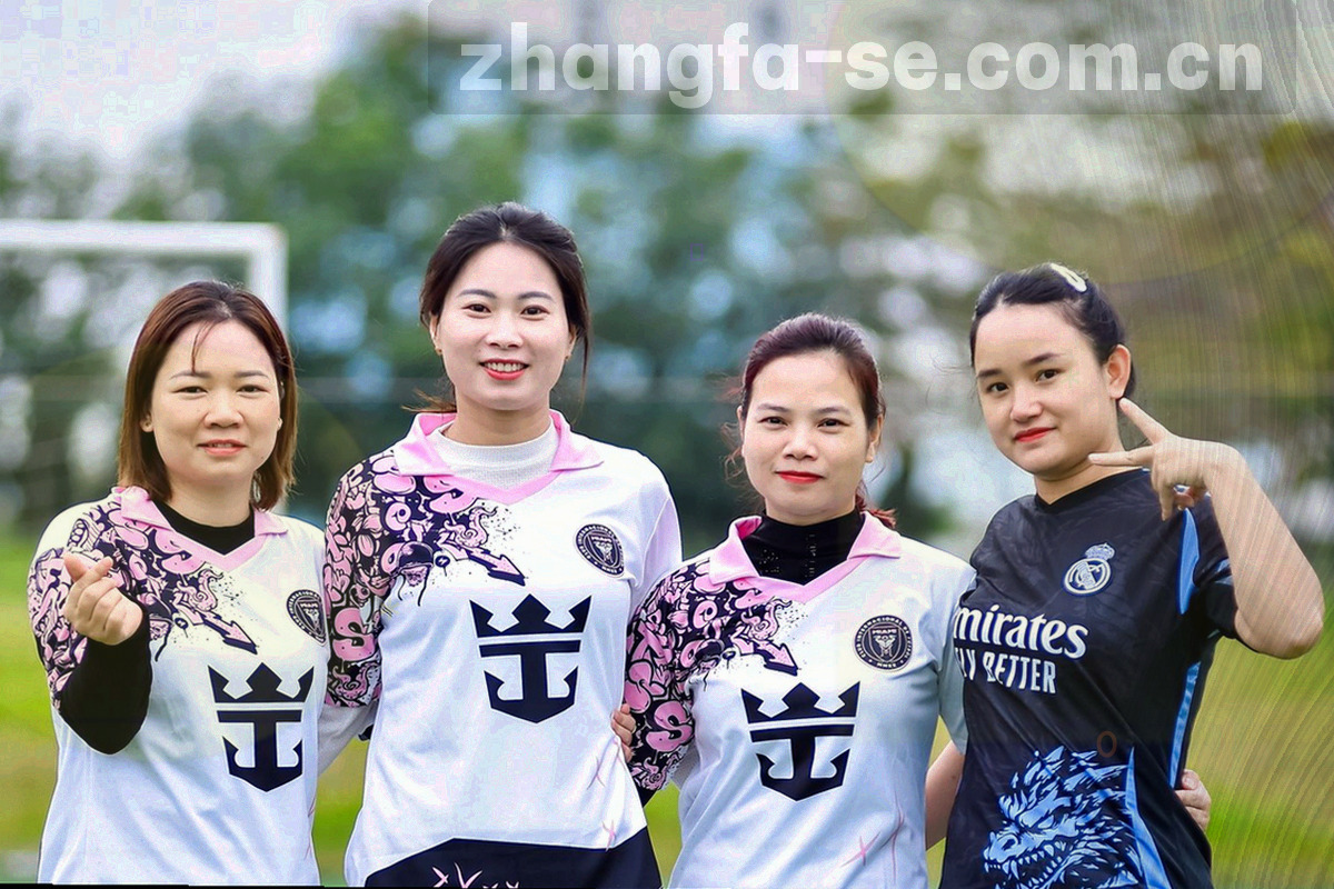棋盘旁放着写满批注的笔记本与铅笔，纸页翻起一角